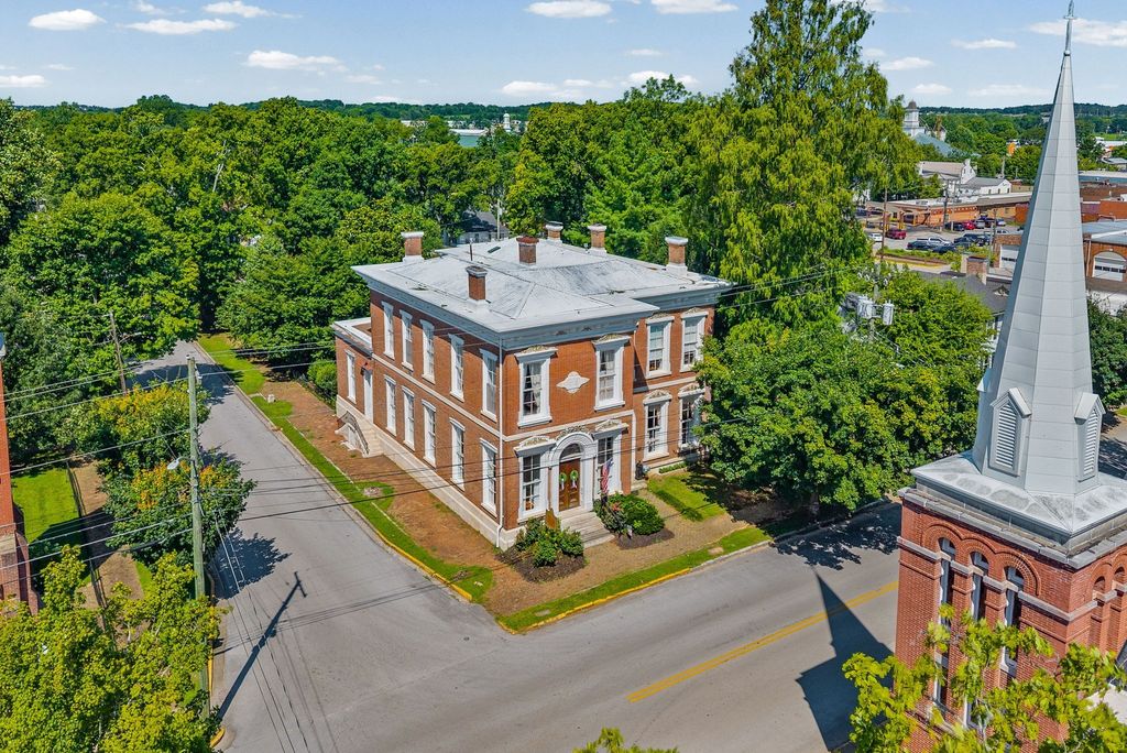 296 S Main St, Russellville