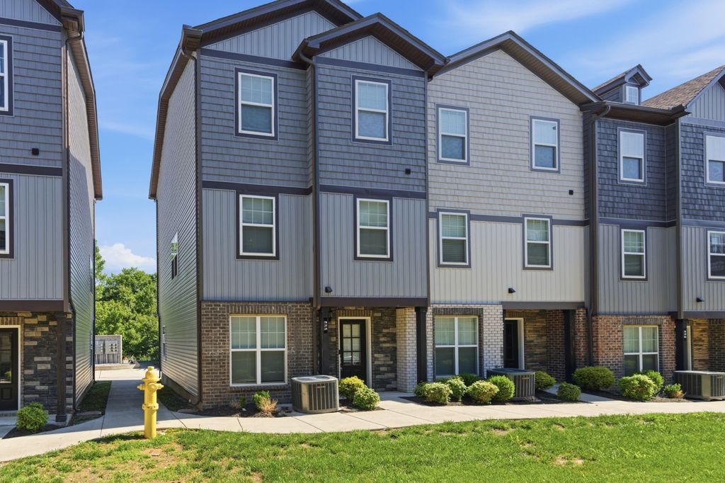 322 Negri Ct, La Vergne