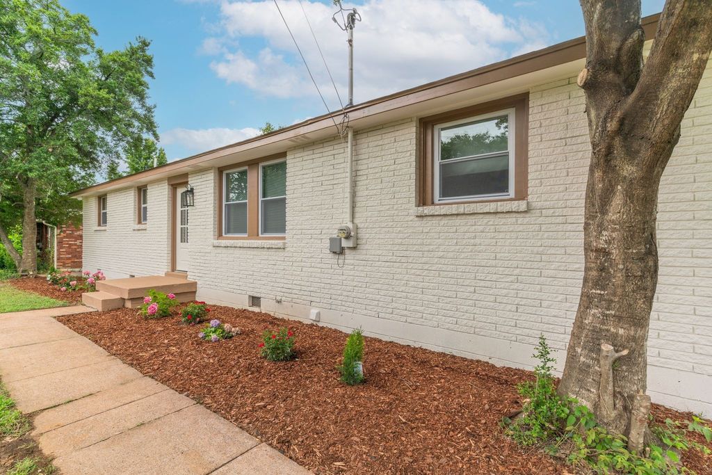 3814 Plantation Dr, Hermitage