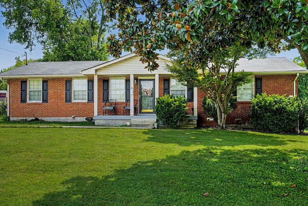 102 Shadydale Dr, Hendersonville