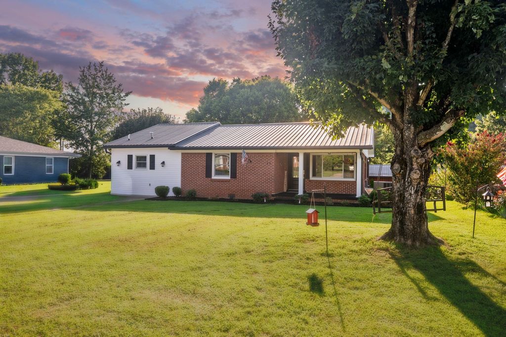 33 Horseshoe Bend Ln, Elmwood