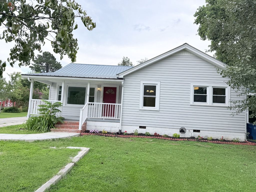 1210 Oak Dr, Manchester