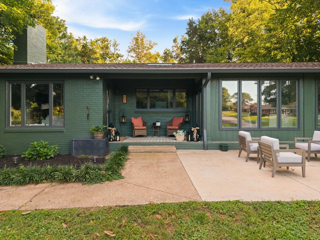 209 Woods Dr, Columbia