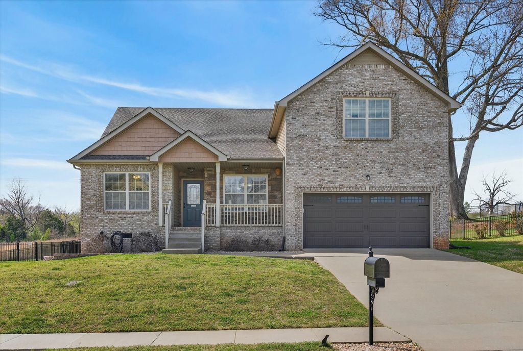 301 Ivy Bend Cir, Clarksville