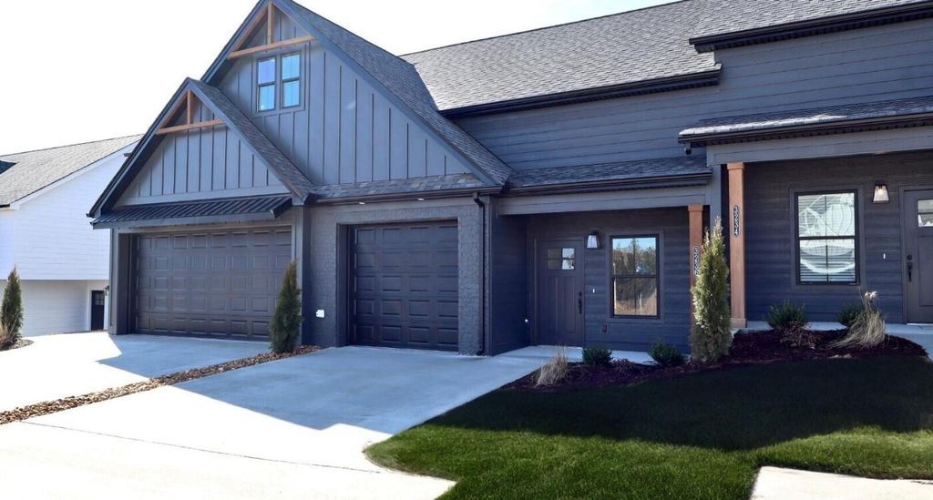 3232 Green Turtle Lane Ne, Cleveland