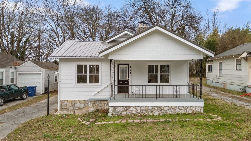 123 S Moore Road, Chattanooga