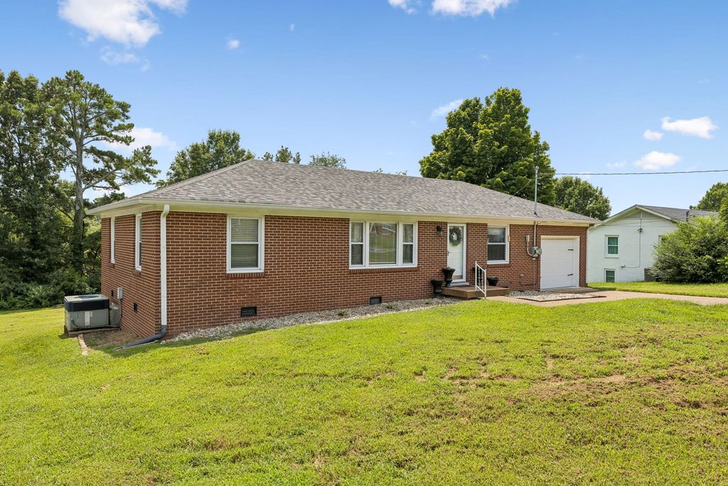 103 Oak Dr, Columbia