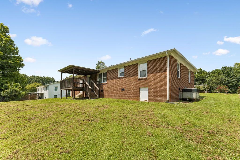103 Oak Dr, Columbia