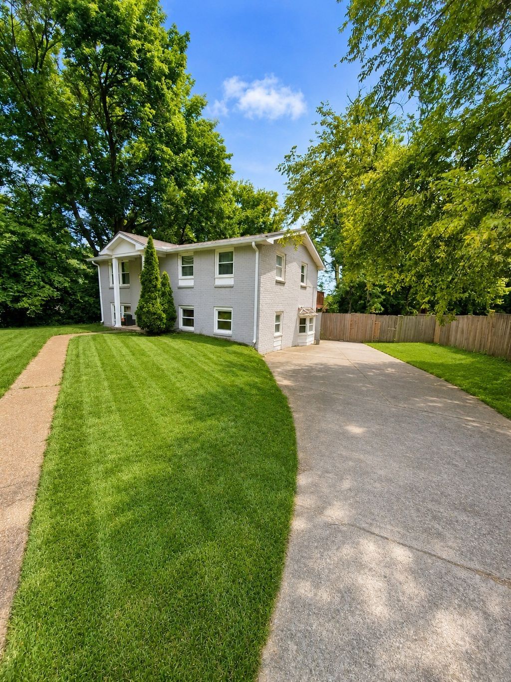 102 Moyna Dr, Hendersonville