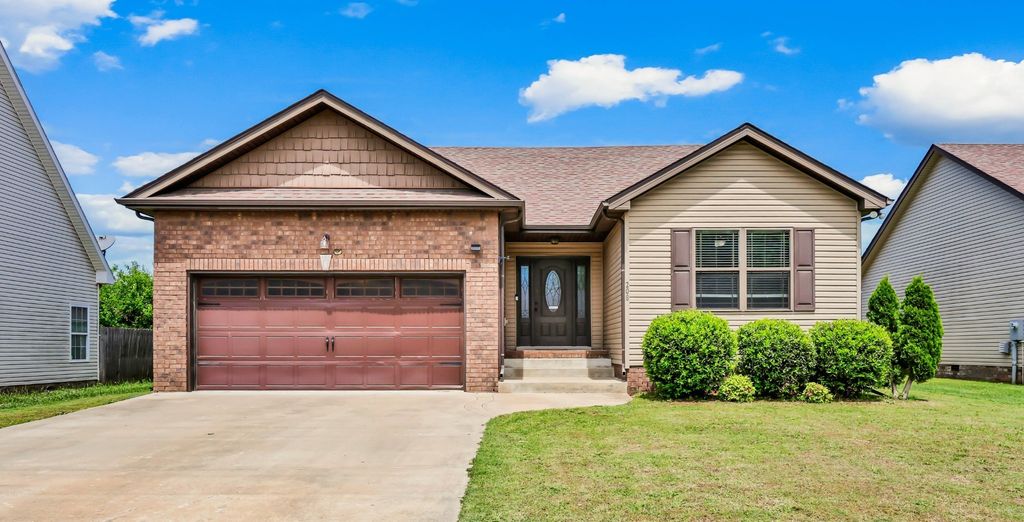 208 Azalea Dr, Oak Grove