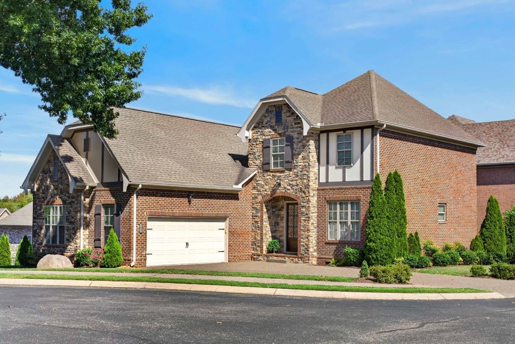 1006 Peck Pl, Hendersonville
