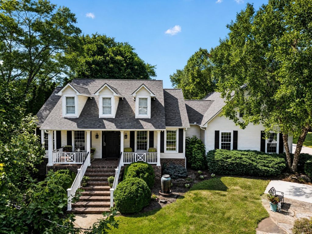 186 Lakeview Cove Drive, Loudon