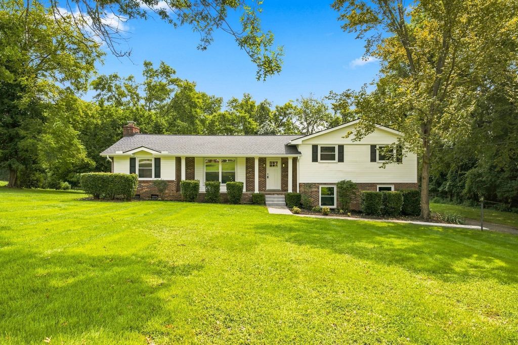 215 Tyne Bay Dr, Hendersonville
