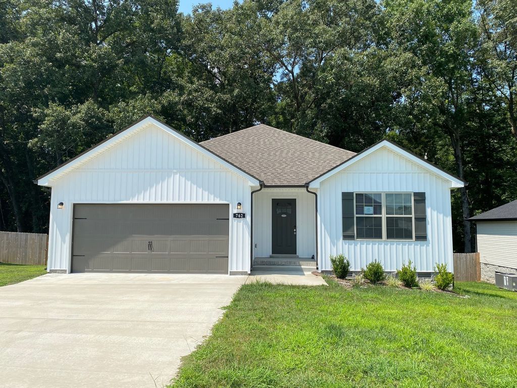 762 Gleason Dr, Clarksville