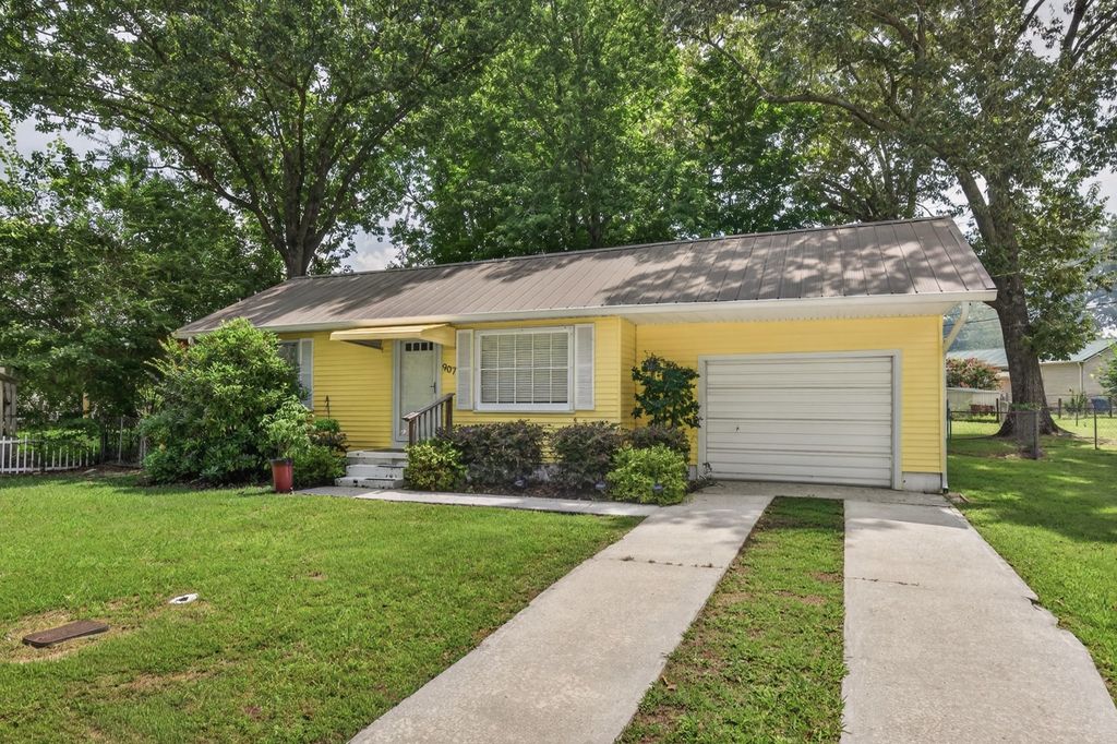 907 Woodland Ct, Manchester