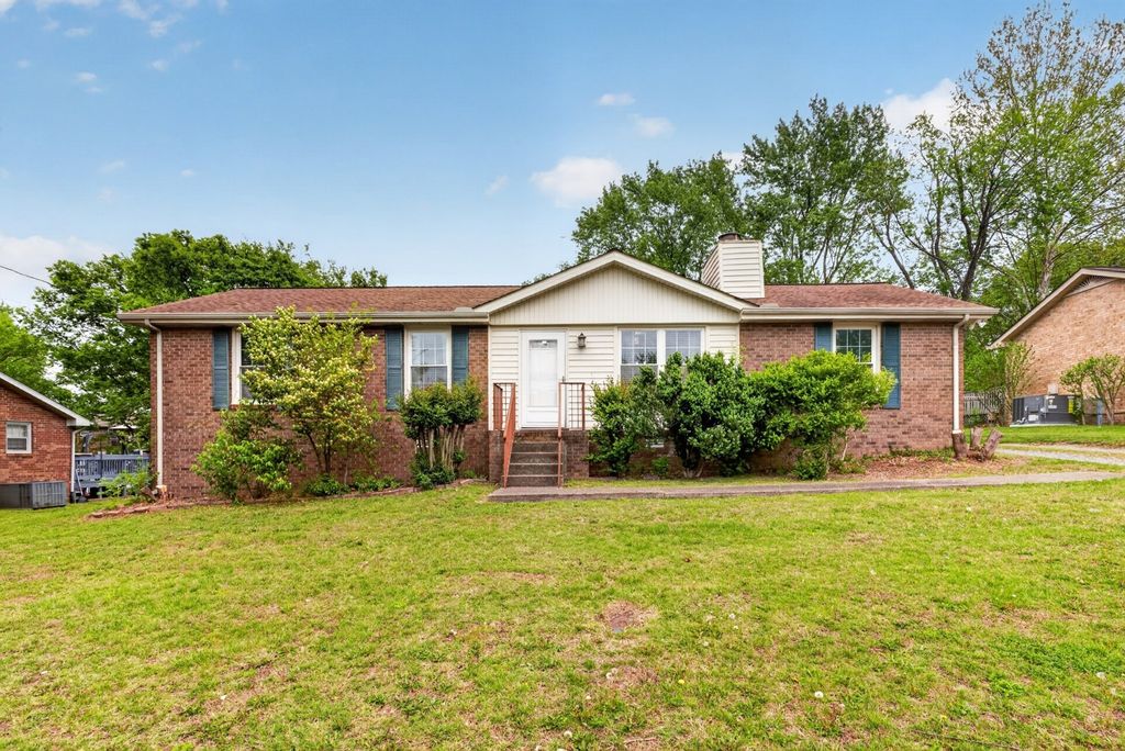 120 Hillwood Dr, Hendersonville