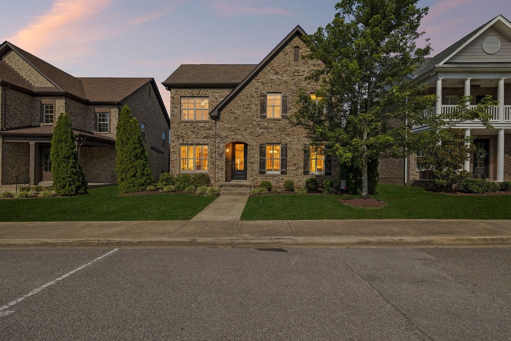 1082 N Mcmahan Dr, Gallatin