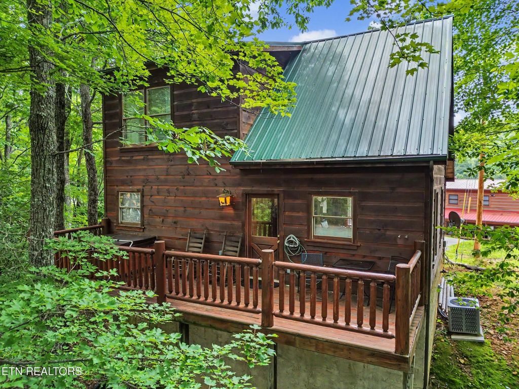 2434 N School House Gap Rd, Sevierville