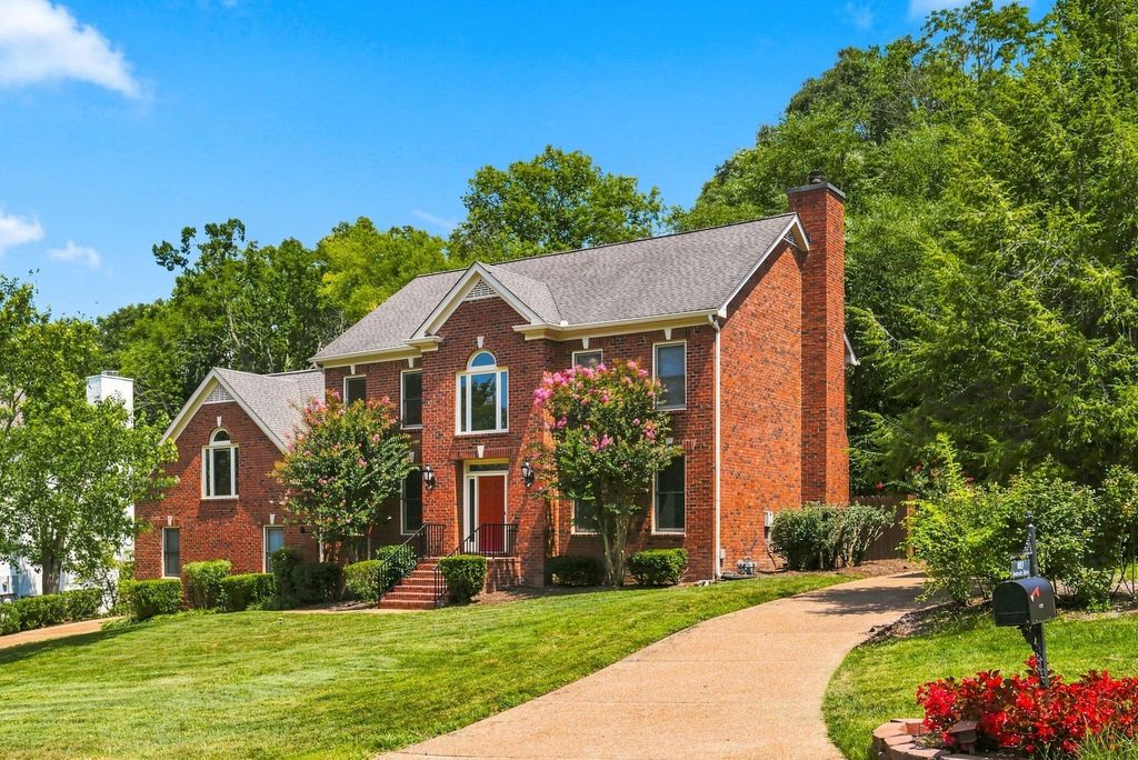 8009 Montcastle Dr, Nashville