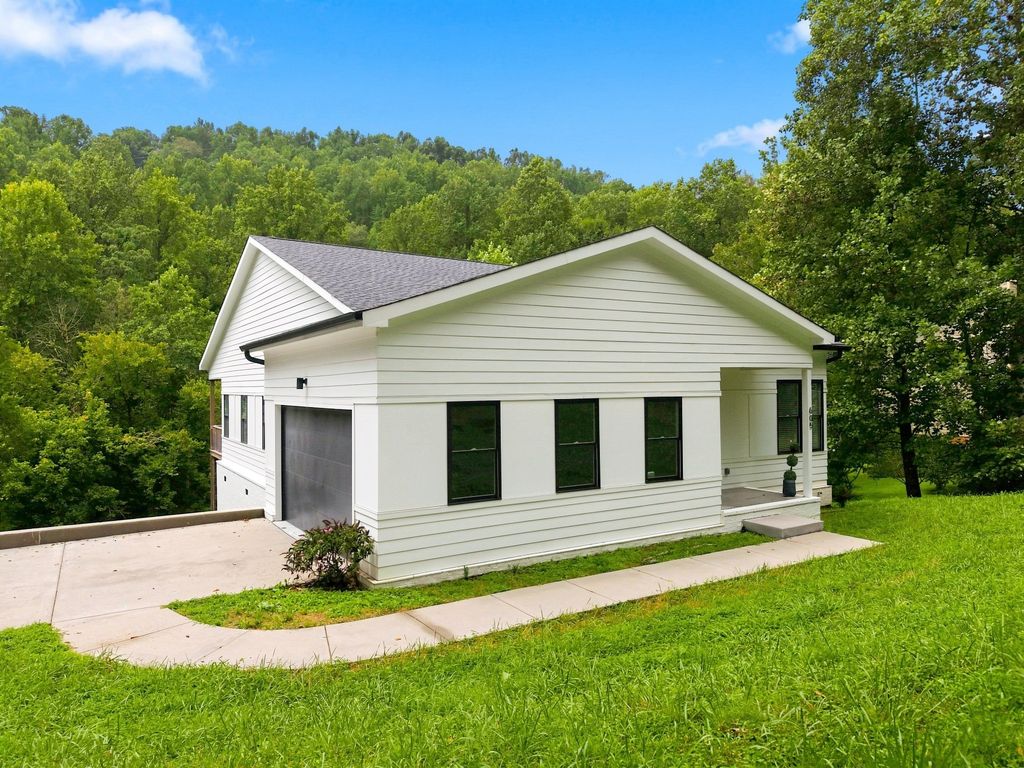 605 Harbor Dr, Lancaster