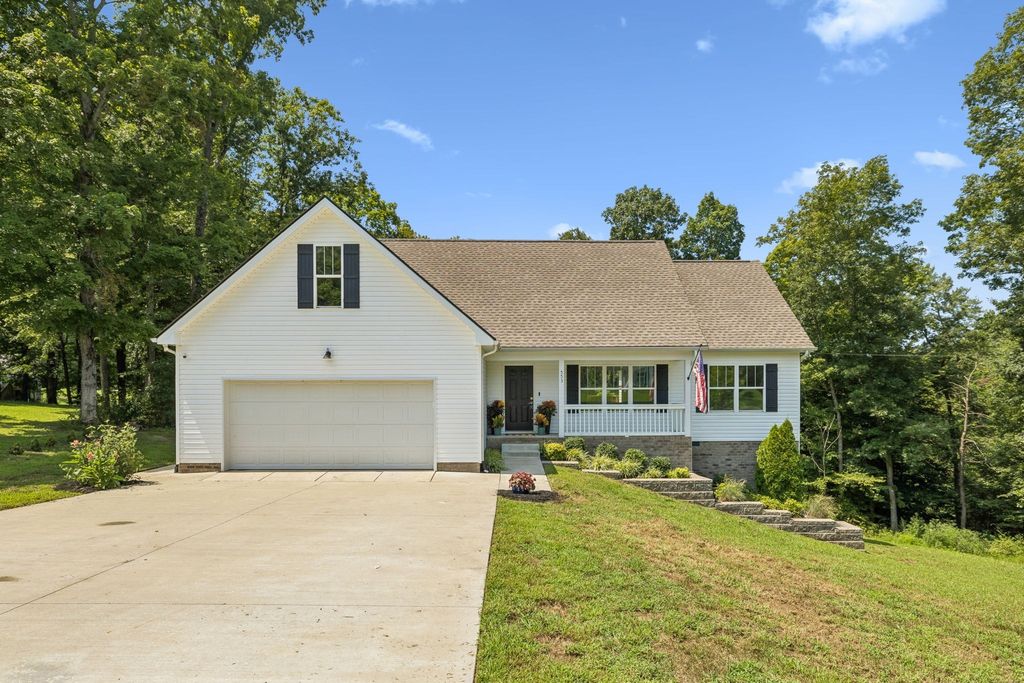 553 Delacy Dr, Fairview