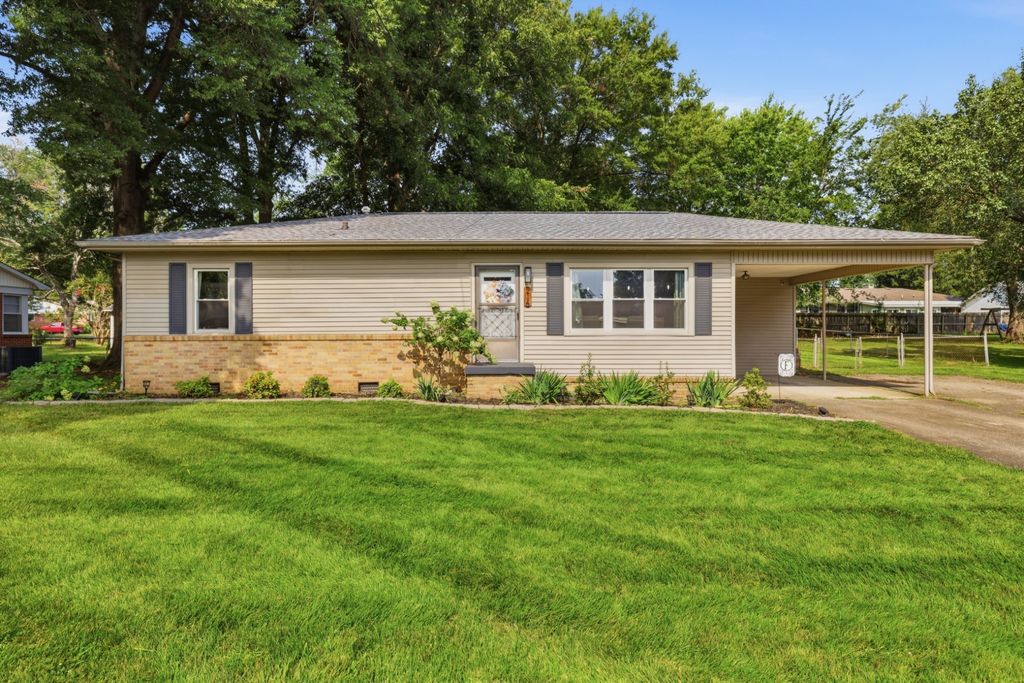 216 Ellis Dr, Paris