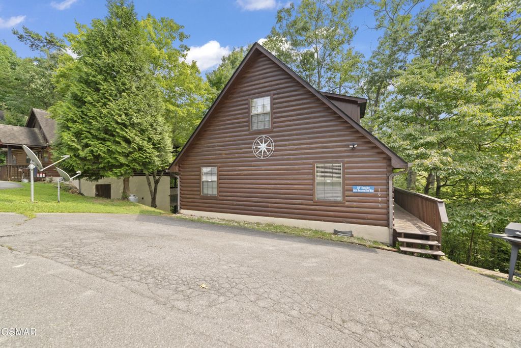 1656 Racoon Den Way, Sevierville