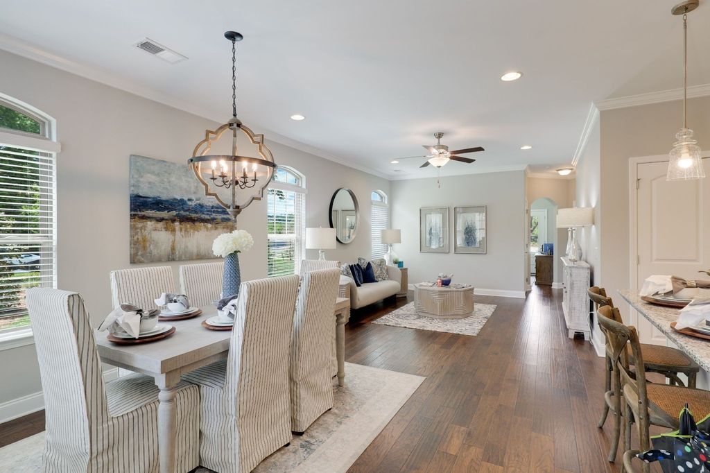 431 Carriage House Ln, Hendersonville
