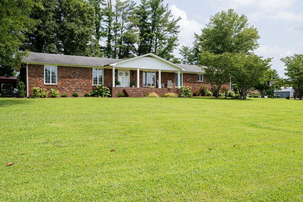 616 Maple Ln, Smithville