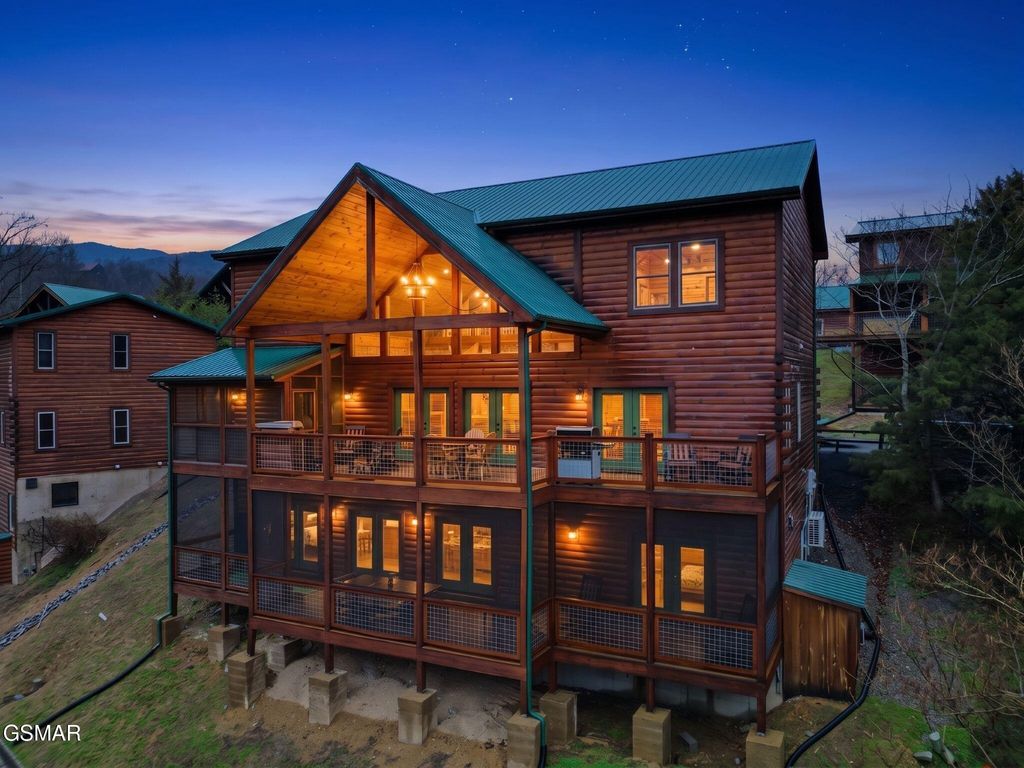 3227 White Falcon Way, Pigeon Forge
