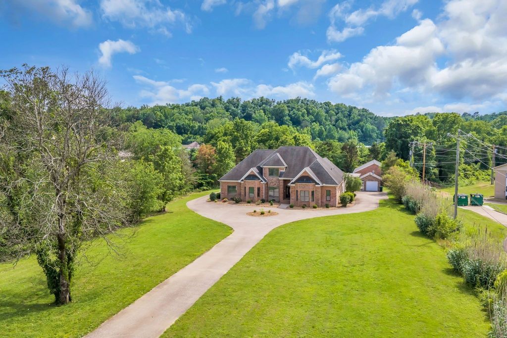 202 North Clydeton Road, Waverly