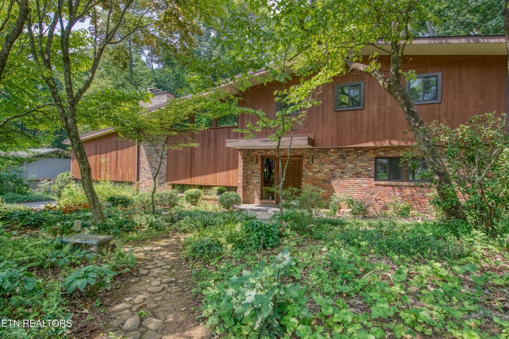 1014 W Outer Drive, Oak Ridge