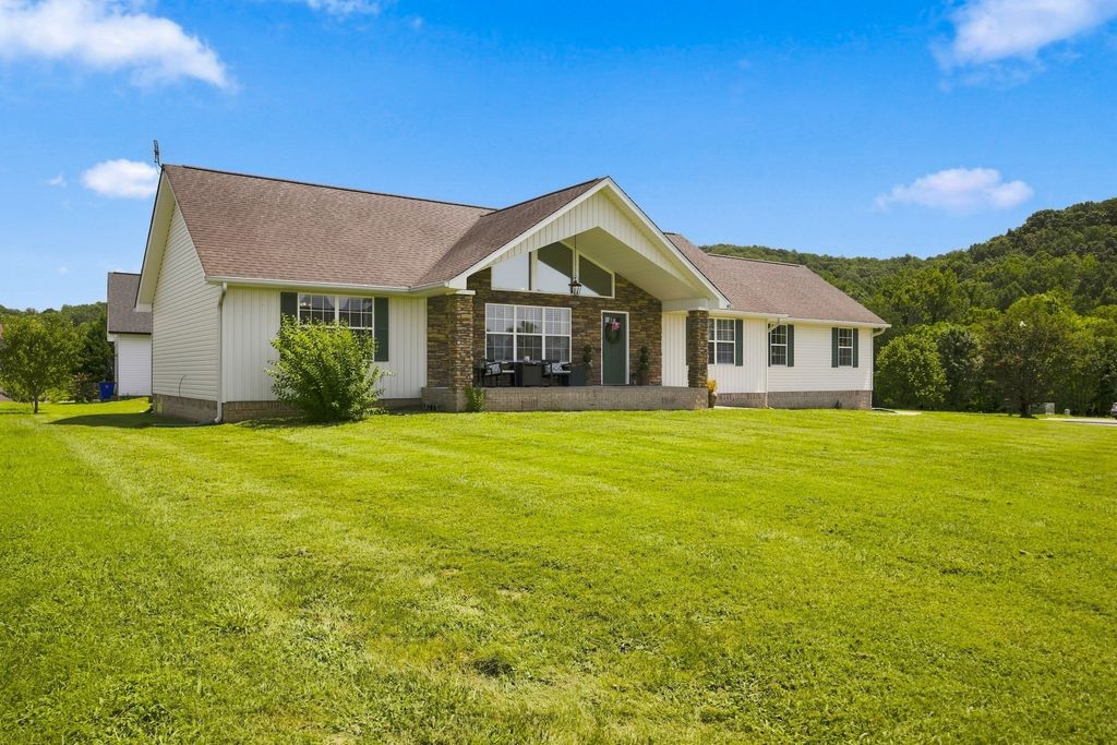 410 Thoroughbred Dr Nw, Cleveland