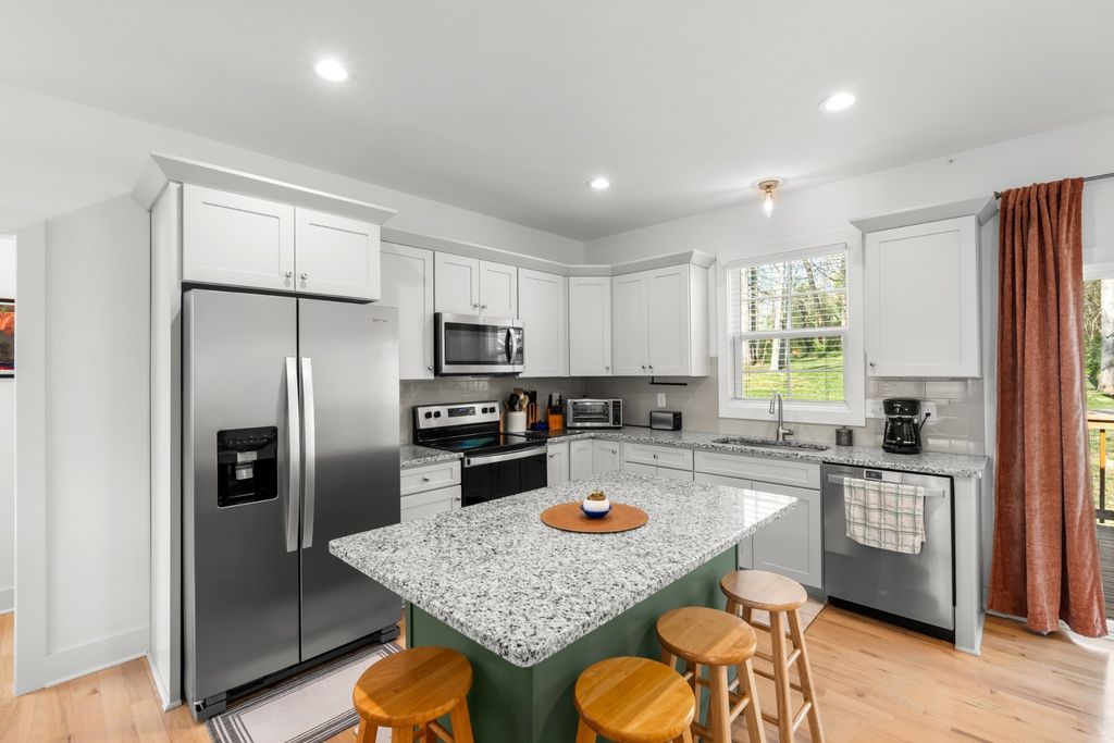 521 Lewis Ln, Charlotte