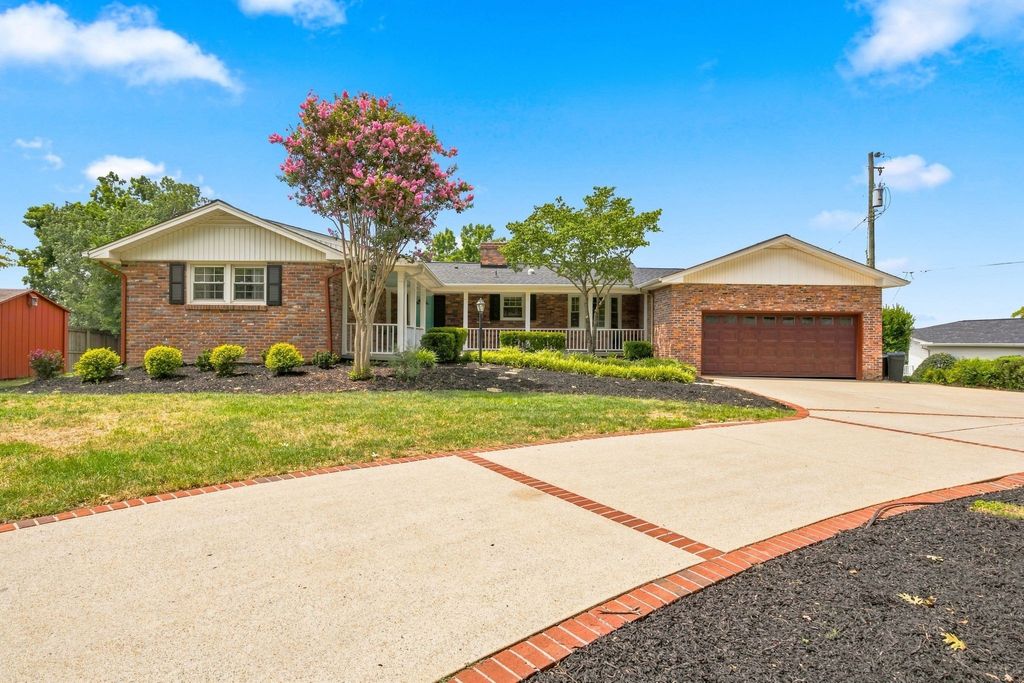 152 Cherokee Rd, Hendersonville