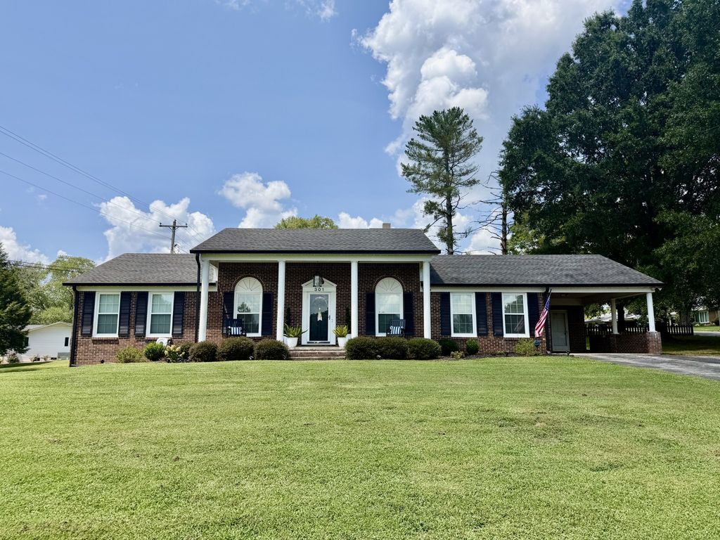 301 Roberta Ln, Lawrenceburg