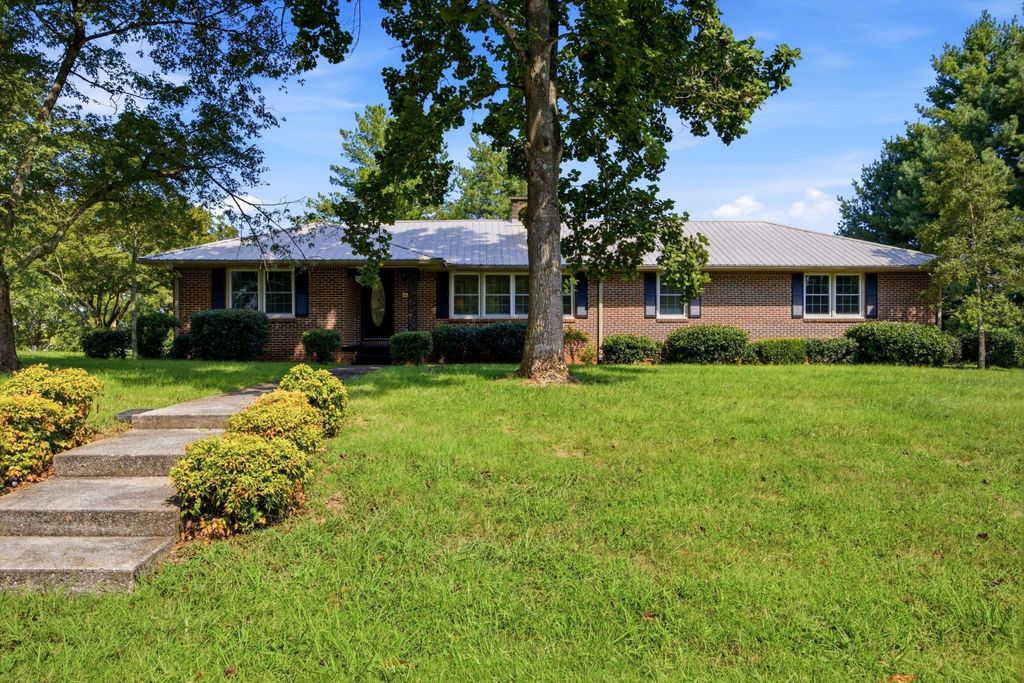 401 E Petty Lane, Winchester