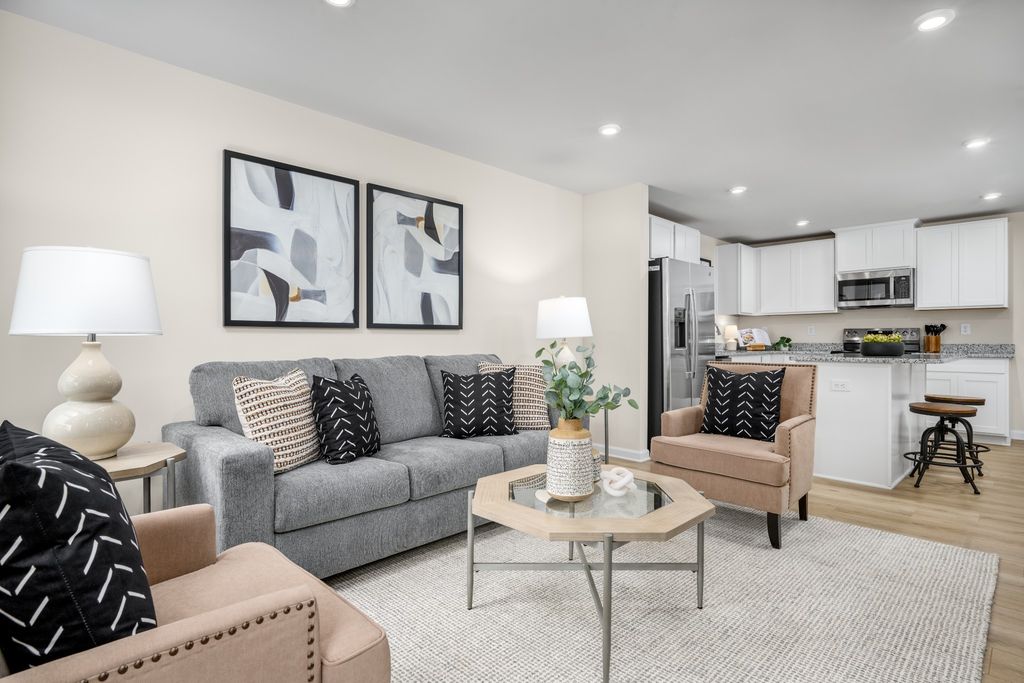 1036 Biscayne Street 101, White House
