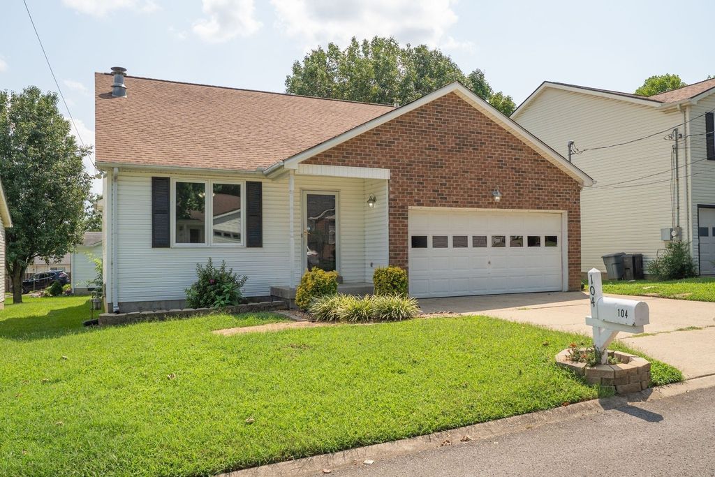 104 Edgehill Ln, Hendersonville