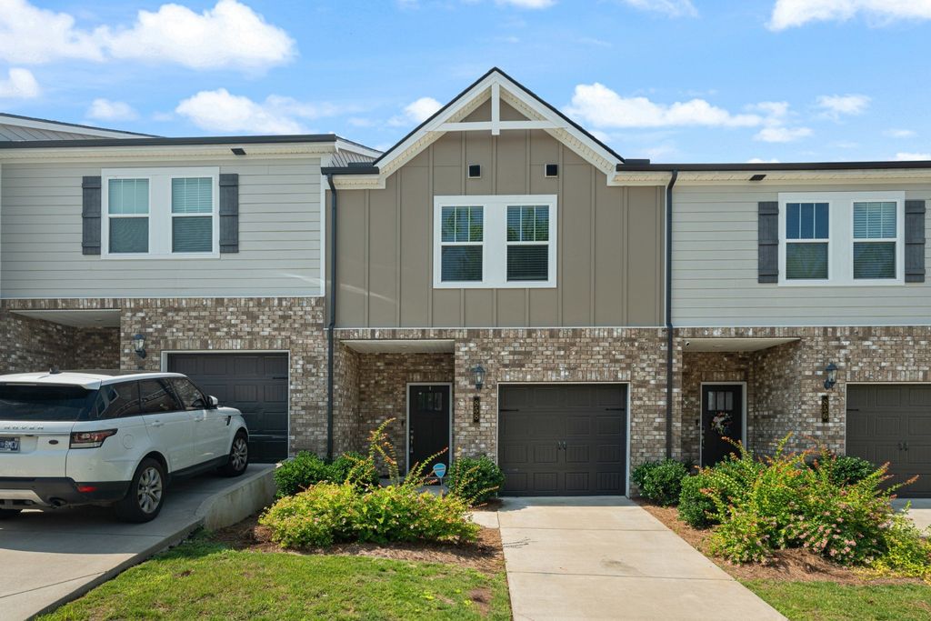 858 Longleaf Ln, Columbia