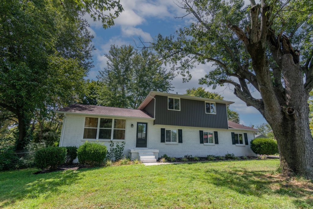 2711 E Copeland Ct, Clarksville