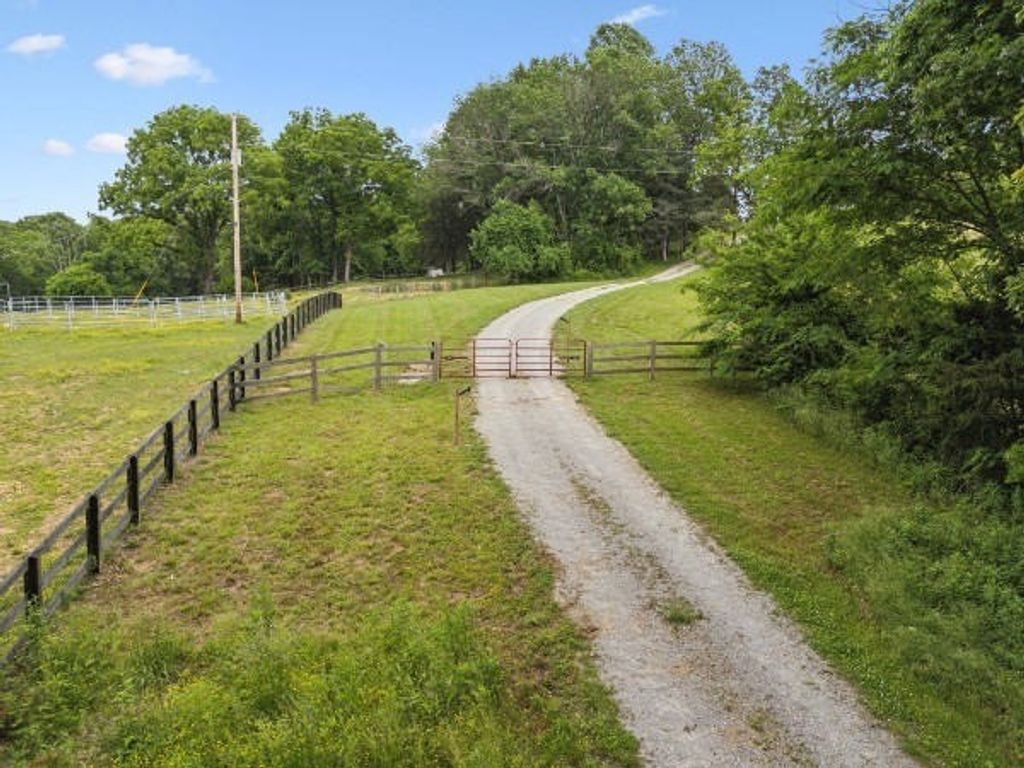 1345 Webb Rd, Lewisburg