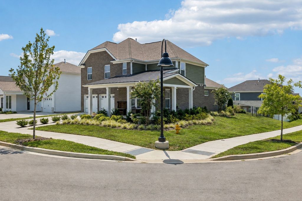 700 Tischer Dr, Hendersonville