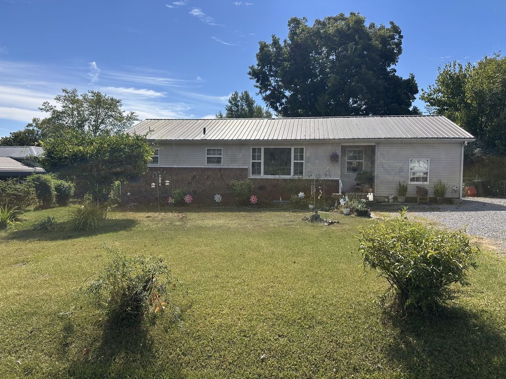 903 Hickory St W, Tullahoma