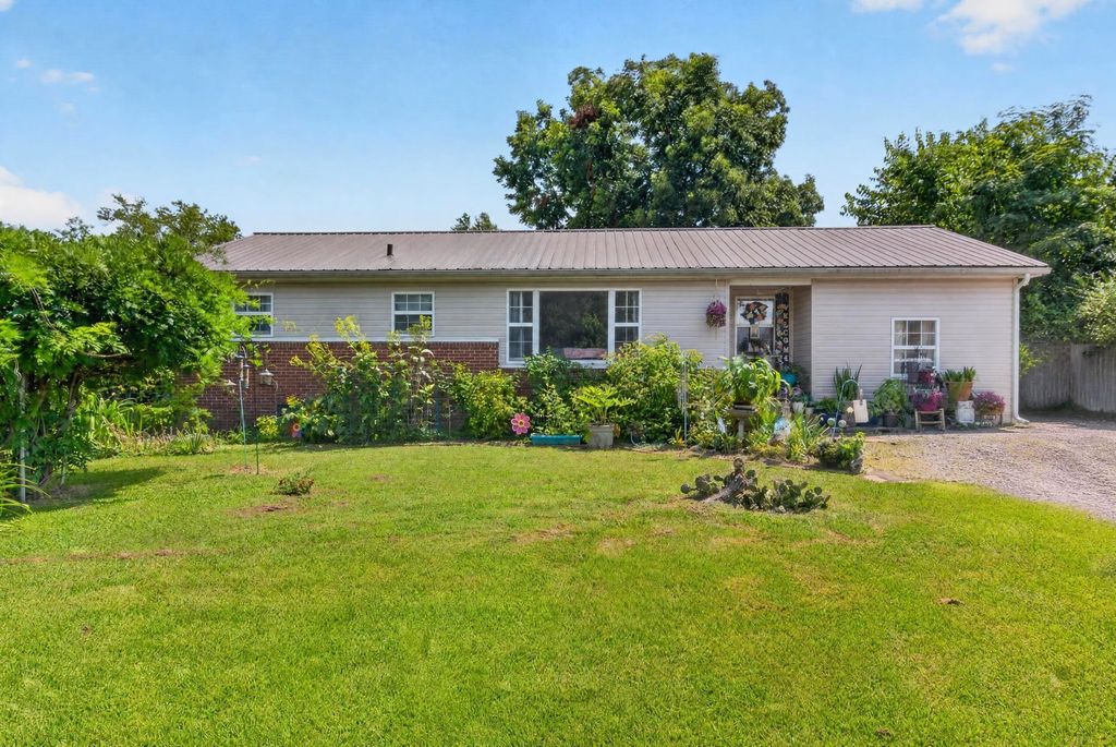 903 Hickory St W, Tullahoma