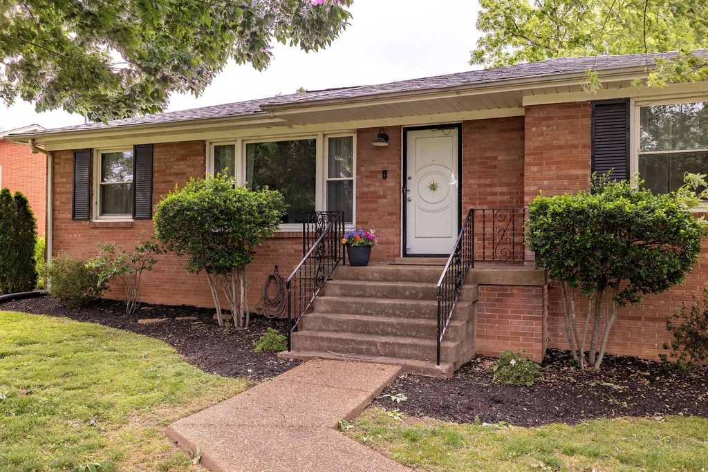 400 Freda Villa, Madison