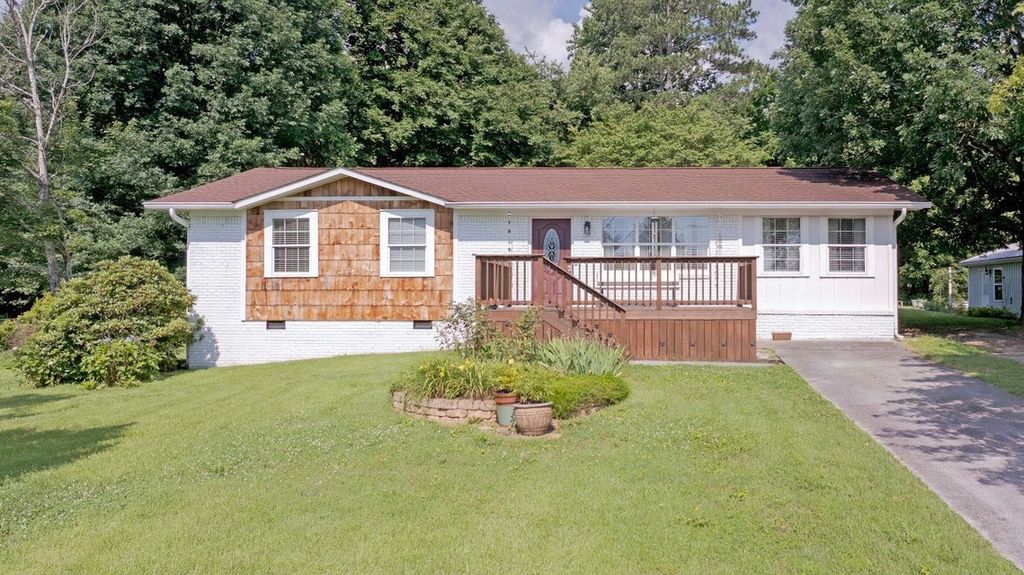 418 Haywood Ln, Dayton