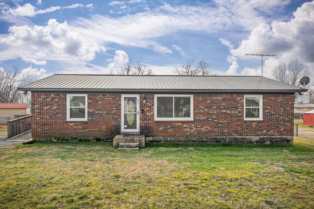 611 Estes St, Smithville
