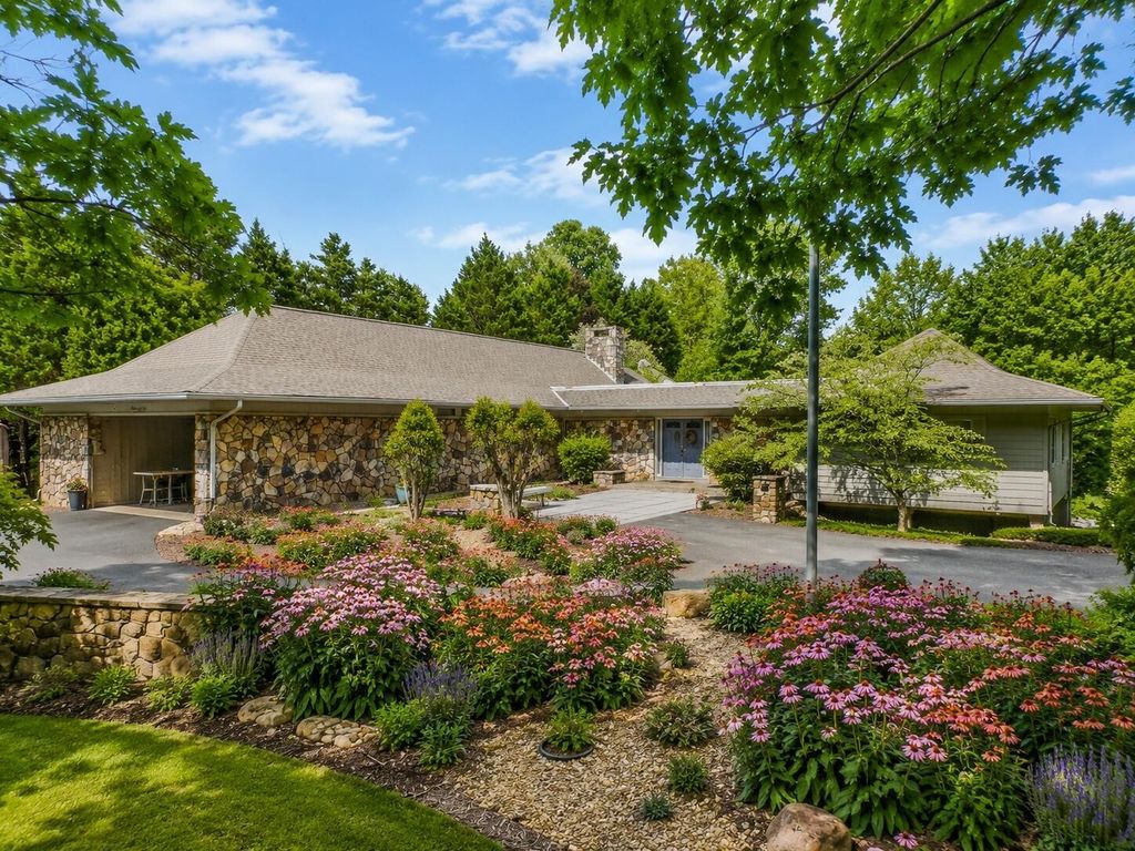615 Springhill Drive Ne, Cleveland