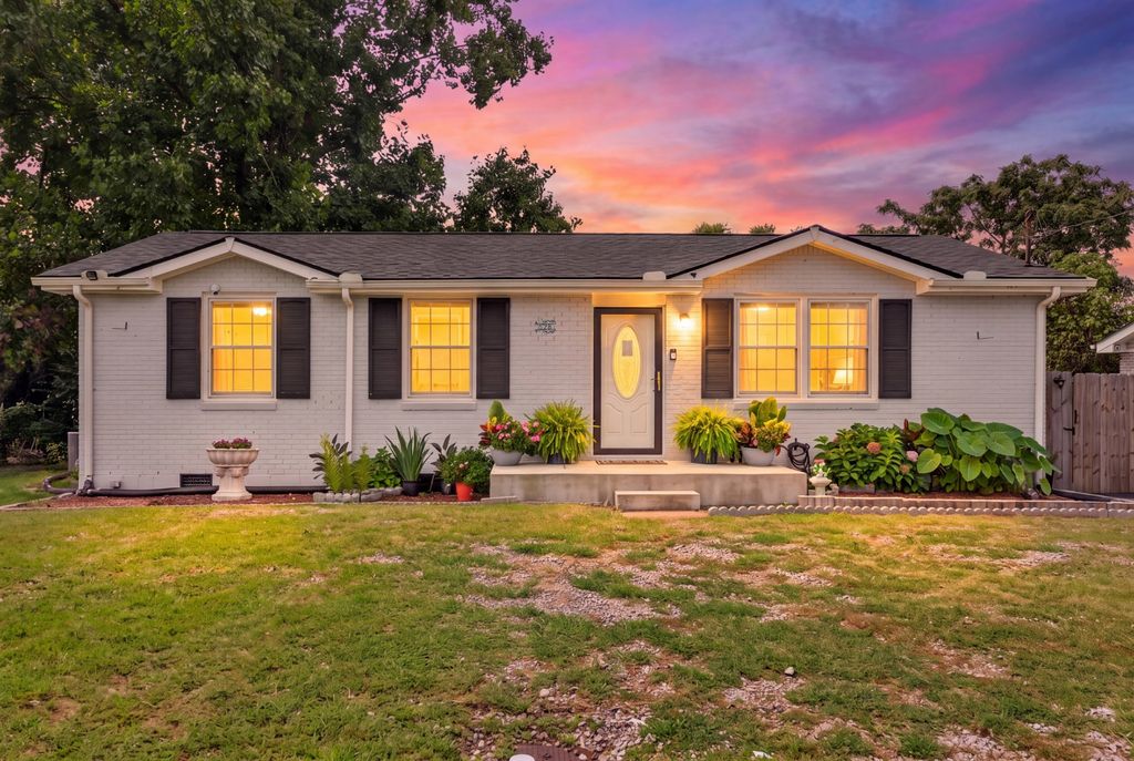 528 Singer Dr, Madison